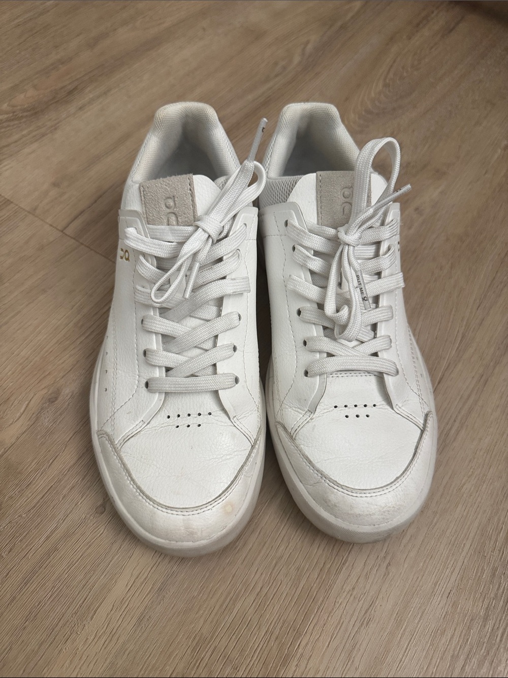 On Running white the roger sneaker